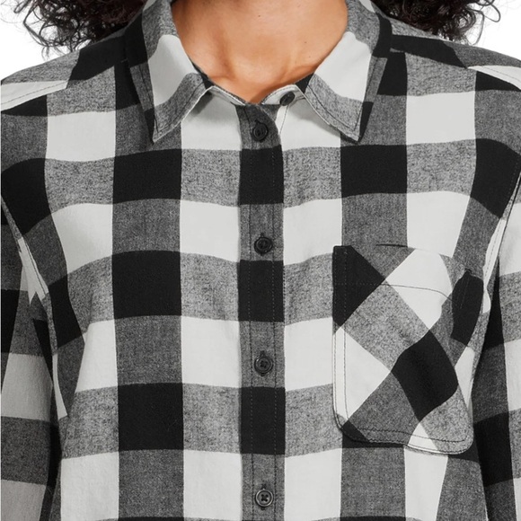 Time and Tru Black and White Plaid Button Down Shirt - Picture 3 of 6